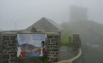 Maria met op de achtergrond de toren van Signal Hill in de mist